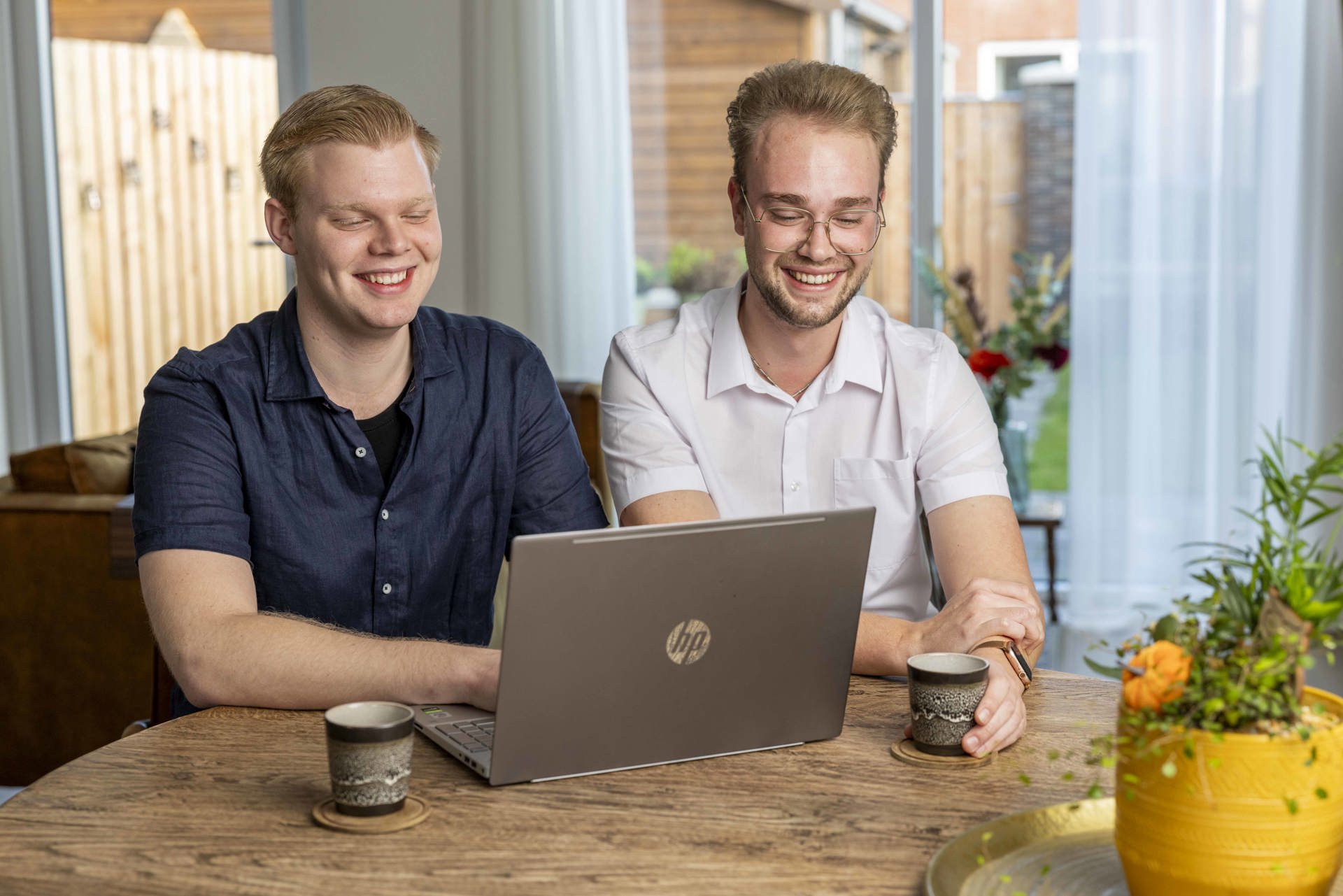 Twee jongen kijken op laptop