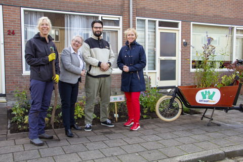 WoonFriesland vergroent eerste voortuinen in Drachten met Stichting Straatboer