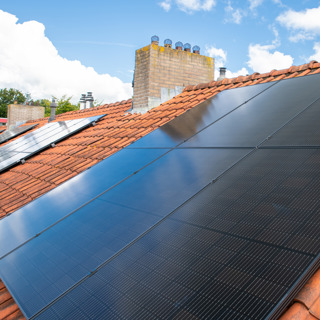 Rood dak met zonnepanelen