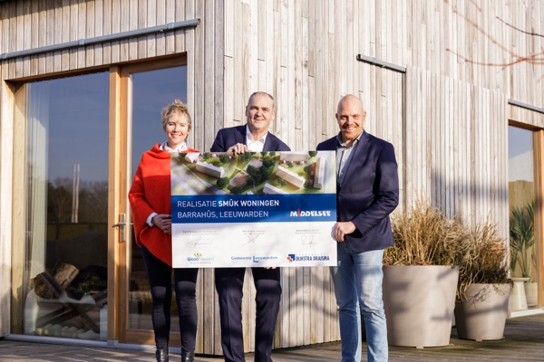 4. Sigrid Hoekstra, Biense Dijkstra En Hein De Haan Voor De Smûk Woning In Dokkum