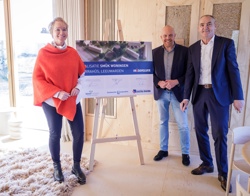 Sigrid Hoekstra, Hein De Haan En Biense Dijkstra In De Smûk Woning In Dokkum