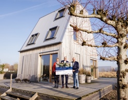 Sigrid Hoekstra, Biense Dijkstra En Hein De Haan Voor De Smûk Woning In Dokkum