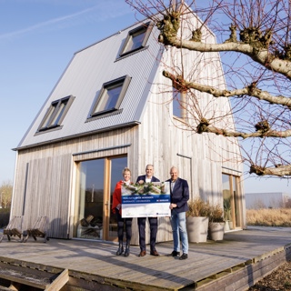 Sigrid Hoekstra, Biense Dijkstra En Hein De Haan Voor De Smûk Woning In Dokkum